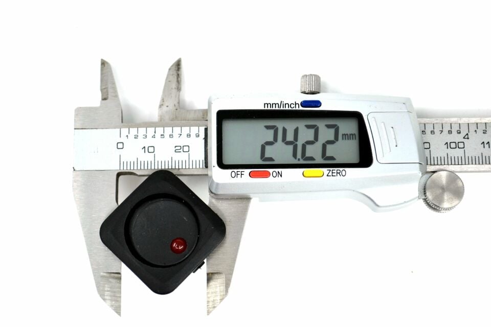 1-0 Elektrik Anahtarı Kırmızı Ledli 12V 25A DC Kare Çerçeveli Siyah Plastik MT-ANK29