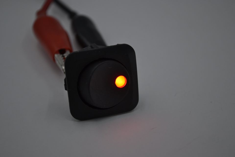 1-0 Elektrik Anahtarı Kırmızı Ledli 12V 25A DC Kare Çerçeveli Siyah Plastik MT-ANK29