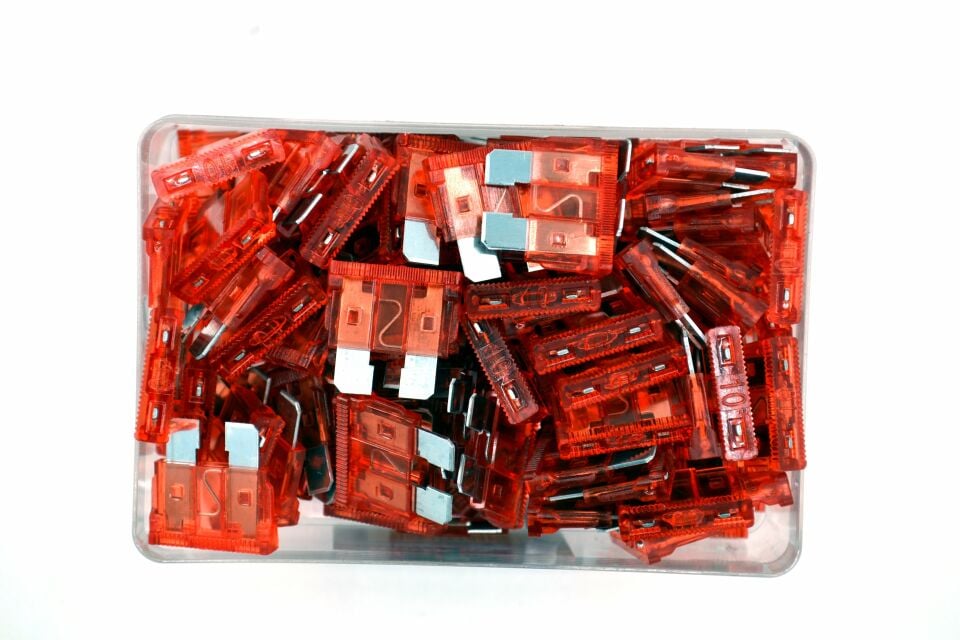 100 Adet 10A Kırmızı Standart Oto Bıçak Sigorta 12V - 32V DC