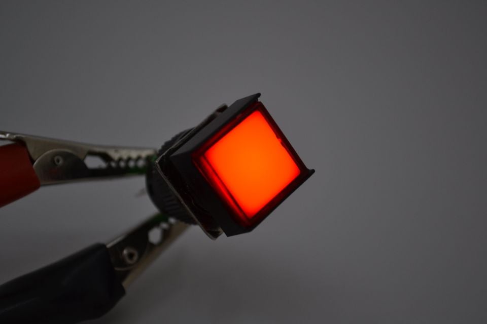 16mm Yaylı Buton Anahtar 12V 24V DC 20A Kırmızı Işıklı Kare 5 Pin 1NO/1NC MT-ANY15