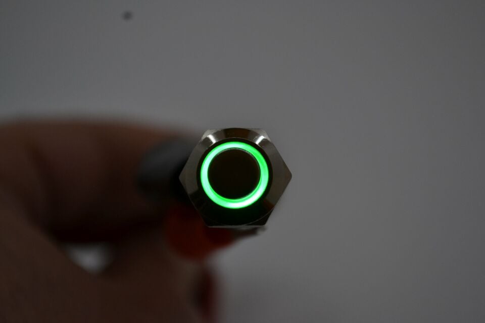 12mm Yaylı Buton Anahtar 12V 24V Yeşil Işıklı Yuvarlak Metal MT-ANY03