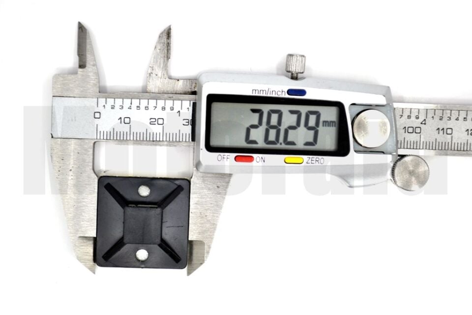 100 Adet Siyah 28x28 Yapışkanlı Kroşe Yandan Delikli (Kablo Bağı Genişliği 4,8mm'e Kadar)