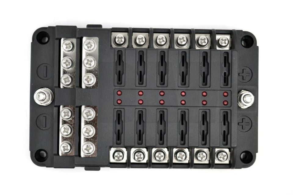 Şase Baralı Bıçak Sigorta Kutusu 12 Port İkaz Ledli Etiketli MT-SY12BARA