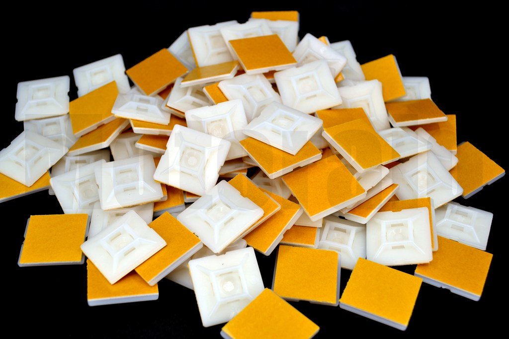 100 Adet Beyaz 28x28 Yapışkanlı Kroşe Ortadan Delikli (Kablo Bağı Genişliği 4,8mm'e Kadar)