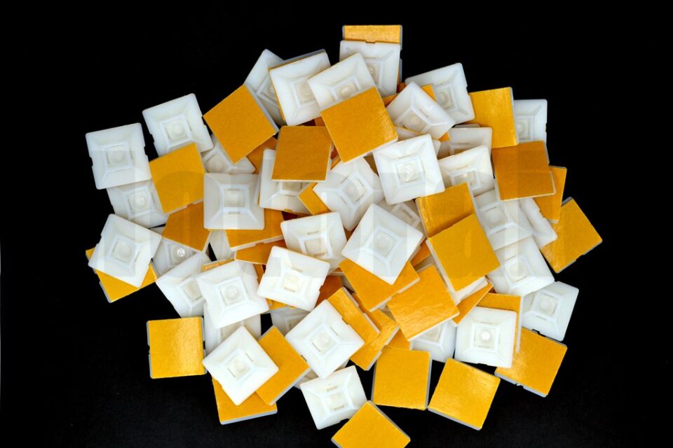 100 Adet Beyaz 28x28 Yapışkanlı Kroşe Ortadan Delikli (Kablo Bağı Genişliği 4,8mm'e Kadar)