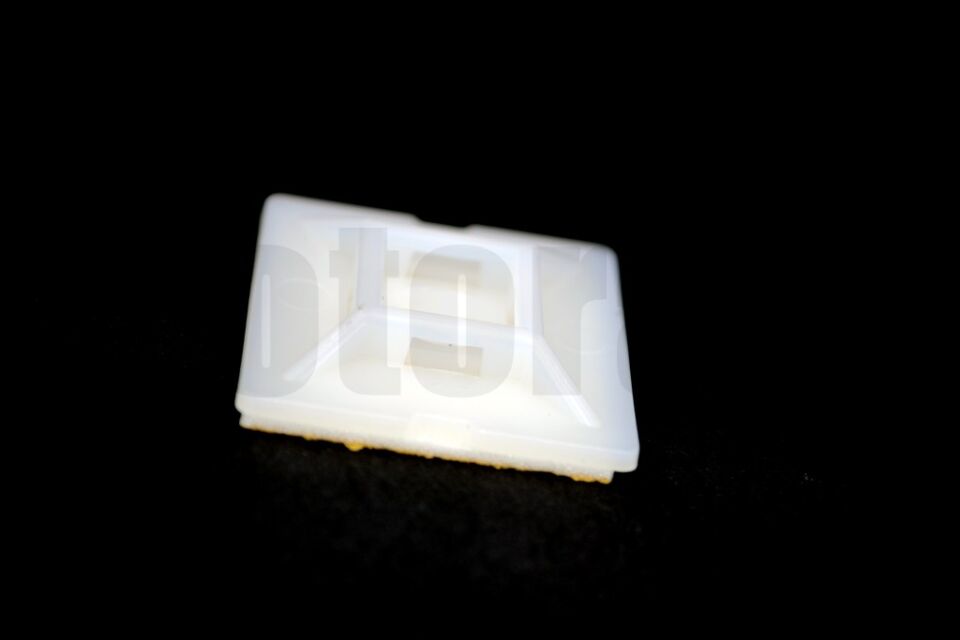 100 Adet Beyaz 28x28 Yapışkanlı Kroşe Ortadan Delikli (Kablo Bağı Genişliği 4,8mm'e Kadar)