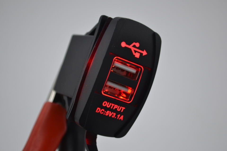 12V 24V DC USB 3,1A Şarj Port Dikdörtgen Kırmızı Işık MT-SK51