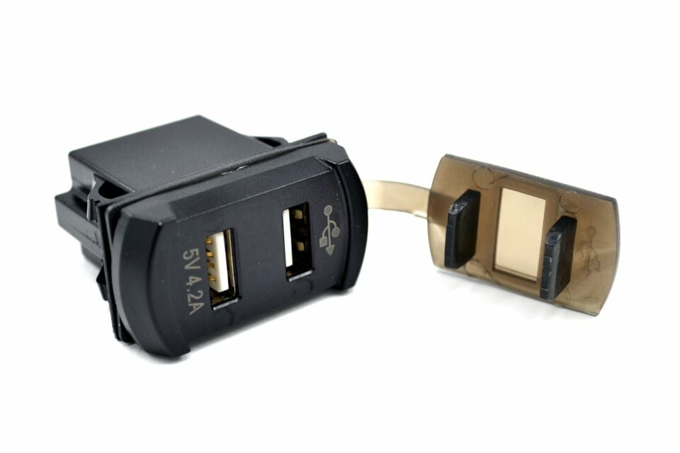 12V 24V DC USB 4.2A Şarj Port Voltmetreli Dikdörtgen Kırmızı Rakam MT-SK53 (4,2 A)