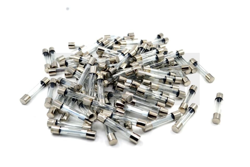 100 Adet 25 Amper Cam Sigorta 25A 6X30mm MT-CAM3025