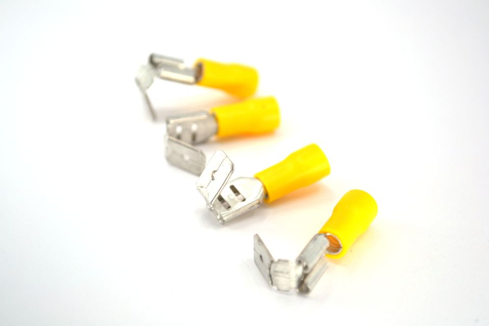 100 Adet 4.00-6.00mm Kablo Ucu 6.3 Erkek Dişi Dönüşlü Fiş Sarı Sıkmalı TPFDEG-5866 (6,3 mm)