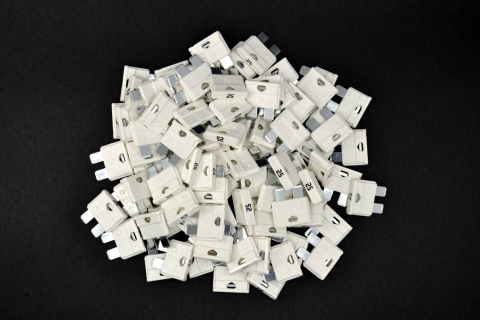 100 Adet 25 Amper Beyaz Standart Bıçak Sigorta 25A