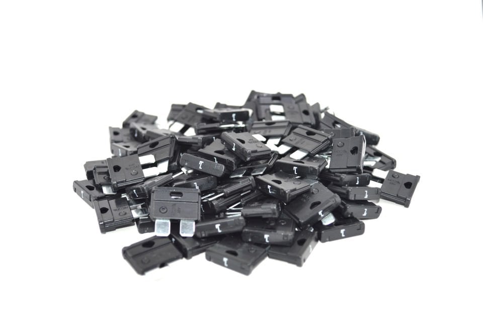 100 Adet 1 Amper Siyah Standart Bıçak Sigorta 1A