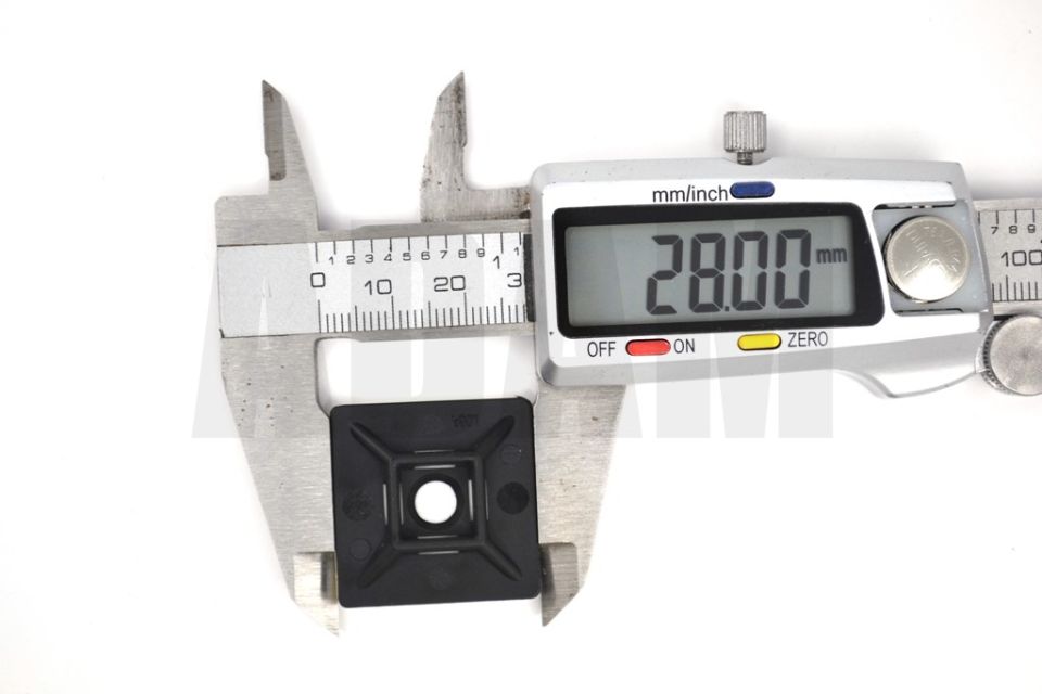 100 Adet Siyah 28x28 Yapışkanlı Kroşe Ortadan Delikli (Kablo Bağı Genişliği 4,8mm'e Kadar)